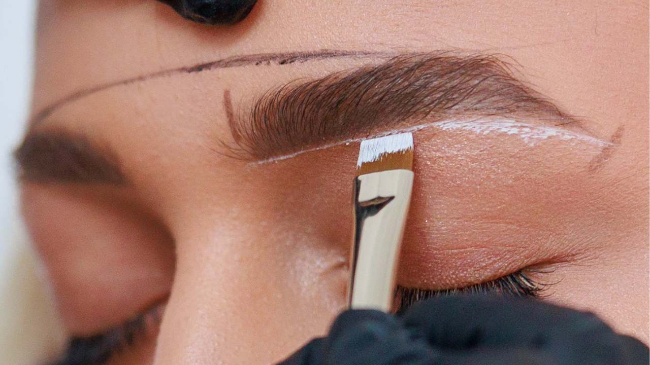 Su balta pasta iš arti piešiama antakių forma