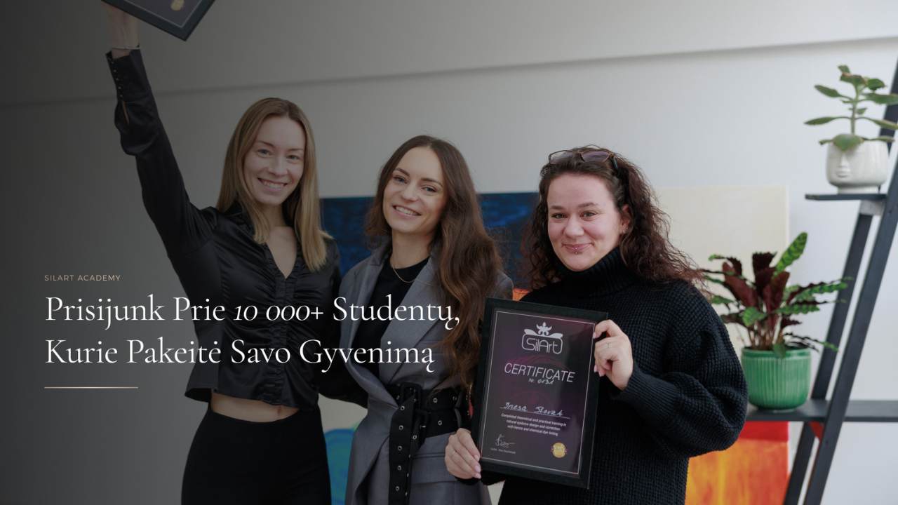 Mokinės ir mokytoja laiko rankose sertifikatus šypsosi, pozuoja prie kamerą