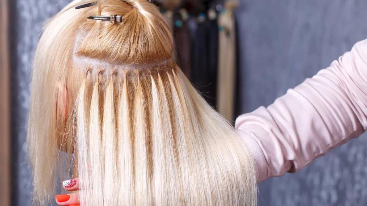 Šviesūs blondiniški priauginti plaukai iš arti
