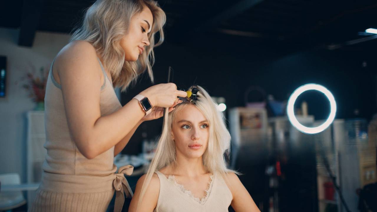 Modeliui atliekamas plaukų priauginimas