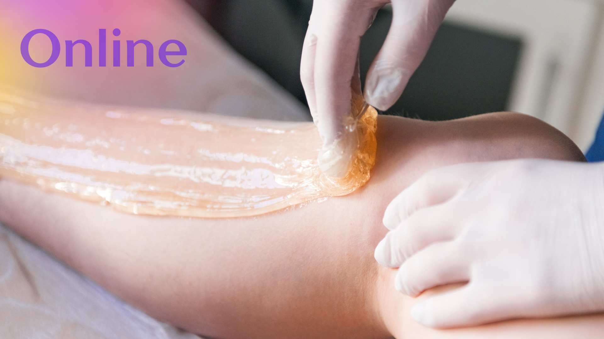 Mergina atlieka depiliacia tepa vaska ant kojos