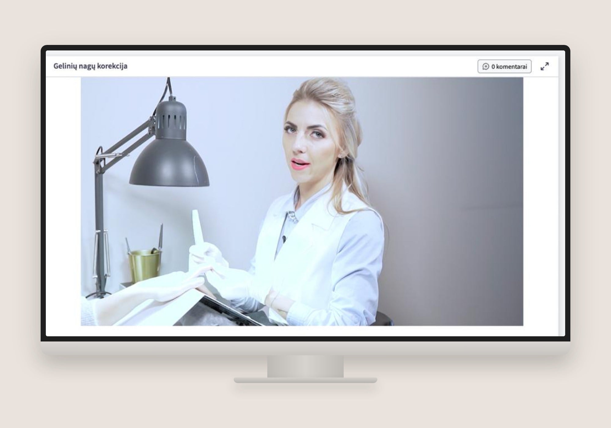 Mokytoja online pamokoje Gelinių nagų korekcija
